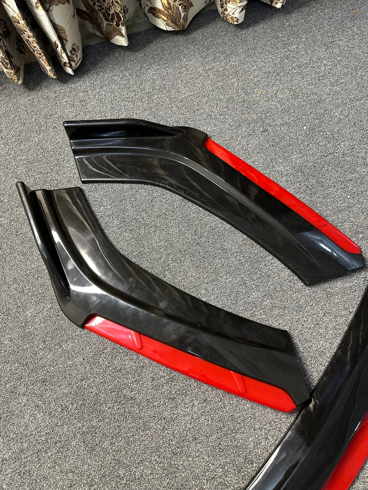 Universal Red Lip Splitter | 6-Piece Red Accent Design