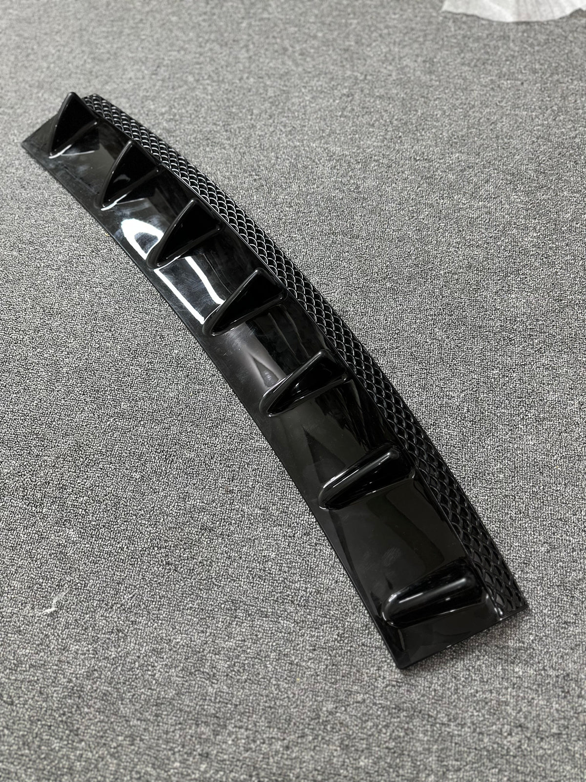 Universal sedan 7-fin rear diffuser | sporty design