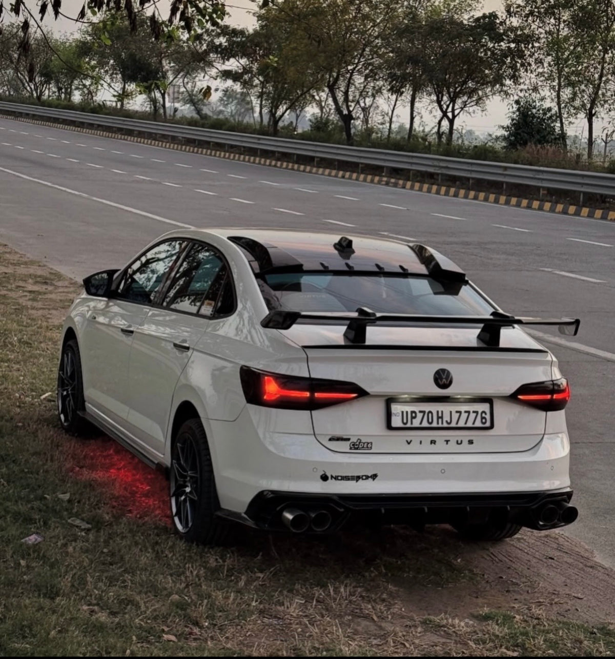 Universal GT-Style Rear Spoiler Wing For Sedans
